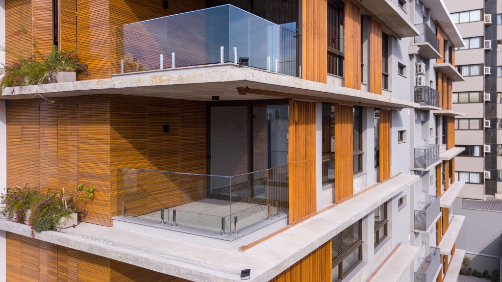 As-sacadas-do-IDEA-possuem-brises-moveis-para-melhor-aproveitamento-da-luz-e-melhoria-do-conforto-termico IDEA Bagé é o prédio residencial mais sustentável do Brasil