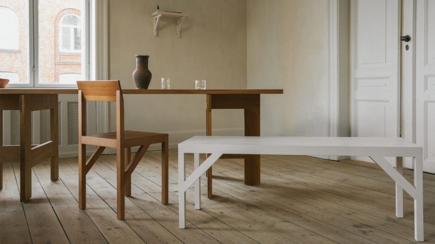 A marca dinamarquesa de móveis Frama lança sua mais recente coleção no restaurante Konstnärsbaren, em Estocolmo. A Bracket Chair da marca, projetada em colaboração com o estúdio Frederik Gustav, de Copenhague, está em exibição no restaurante da década de 1930. A marca dinamarquesa de móveis Frama lança sua mais recente coleção no restaurante Konstnärsbaren, em Estocolmo. A Bracket Chair da marca, projetada em colaboração com o estúdio Frederik Gustav, de Copenhague, está em exibição no restaurante da década de 1930.