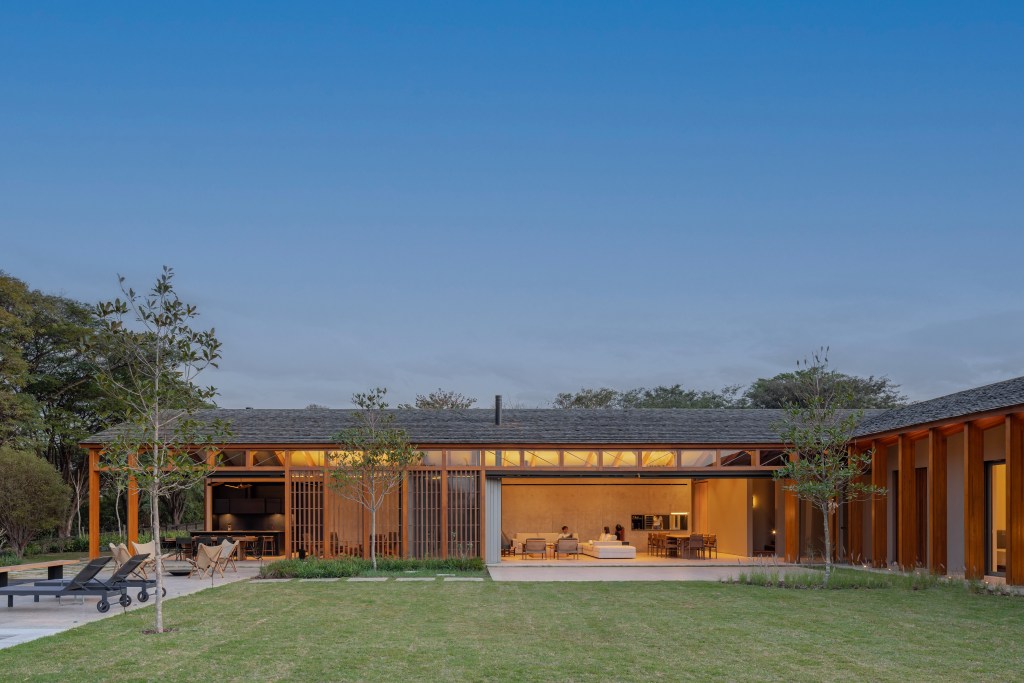 MATTOS-41 Residência Haras Larissa III - casa de campo em L assinada por Gui Mattos Arquitetura