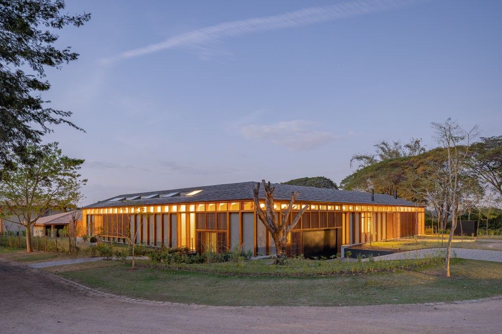 MATTOS-44 Residência Haras Larissa III - casa de campo em L assinada por Gui Mattos Arquitetura