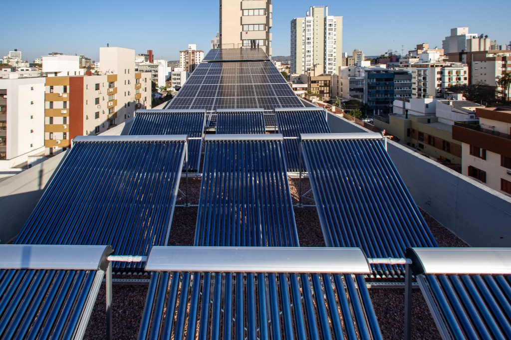 Paineis-solares-e-paineis-fotovoltaicos-na-cobertura Painéis solares e painéis fotovoltaicos na cobertura do edifício