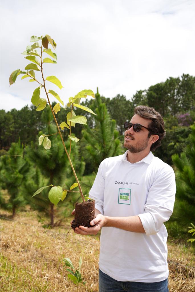 CASACOR + Carbon Free Brasil realiza compensação de carbono com plantio de 1.087 árvores