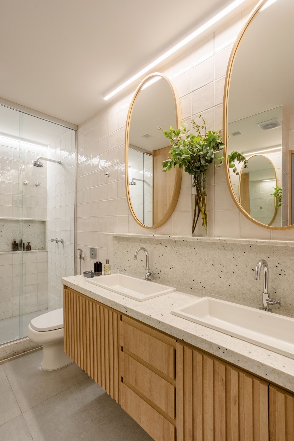 apartamento-carioca-230-m2-ganha-cara-de-casa-para-a-familia-ricardo-melo-rodrigo-passos-banheiro (3) Apartamento 230 m² cara de casa para a família carioca. Ricardo Melo Rodrigo Passos decoracao casacor rio de janeiro banheiro pia bancada granito espelho madeira