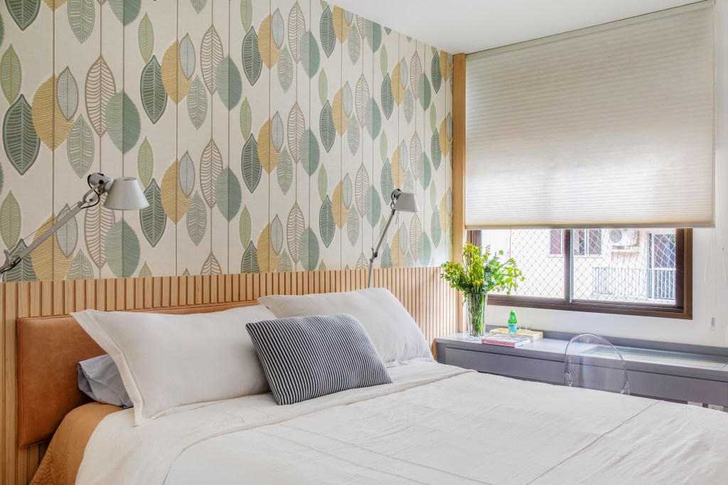 apartamento-carioca-230-m2-ganha-cara-de-casa-para-a-familia-ricardo-melo-rodrigo-passos-quarto Apartamento 230 m² cara de casa para a família carioca. Ricardo Melo Rodrigo Passos decoracao casacor rio de janeiro quarto casal cama papel de parede cortina cabeceira
