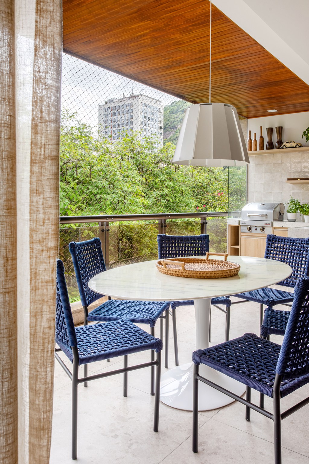 apartamento-carioca-230-m2-ganha-cara-de-casa-para-a-familia-ricardo-melo-rodrigo-passos-varanda(14) Apartamento 230 m² cara de casa para a família carioca. Ricardo Melo Rodrigo Passos decoracao casacor rio de janeiro varanda mesa cadeira gourmet churrasqueira