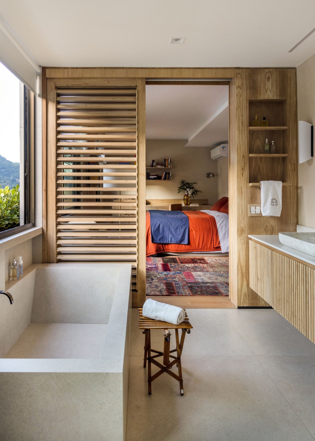 Apê 400 m² cara de casa design brasileiro arte Escala Arquitetura Rio de Janeiro decoracao banheiro banheira madeira suite