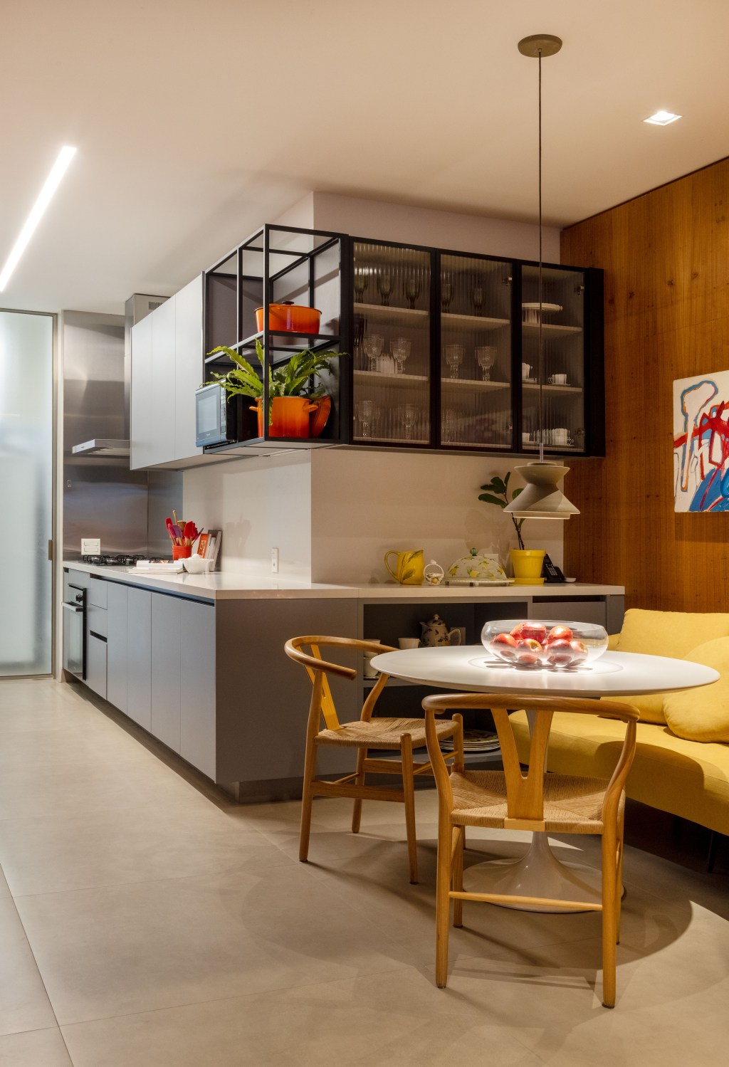 Apê 400 m² cara de casa design brasileiro arte Escala Arquitetura Rio de Janeiro decoracao cozinha mesa canto alemao prateleira sofa