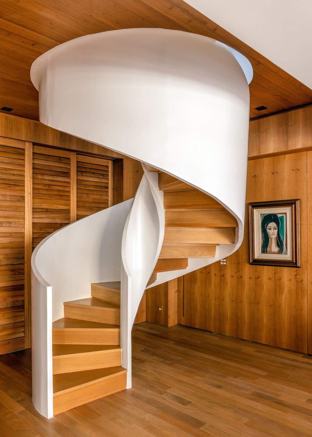 Apê 400 m² cara de casa design brasileiro arte Escala Arquitetura Rio de Janeiro decoracao madeira escada helicoidal quadro