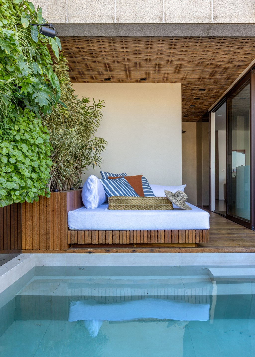 ape-400-m2-cara-de-casa-design-brasileiro-arte-escala-arquitetura-andre-nazareth-piscina(7) Apê 400 m² cara de casa design brasileiro arte Escala Arquitetura Rio de Janeiro decoracao varanda piscina jardim