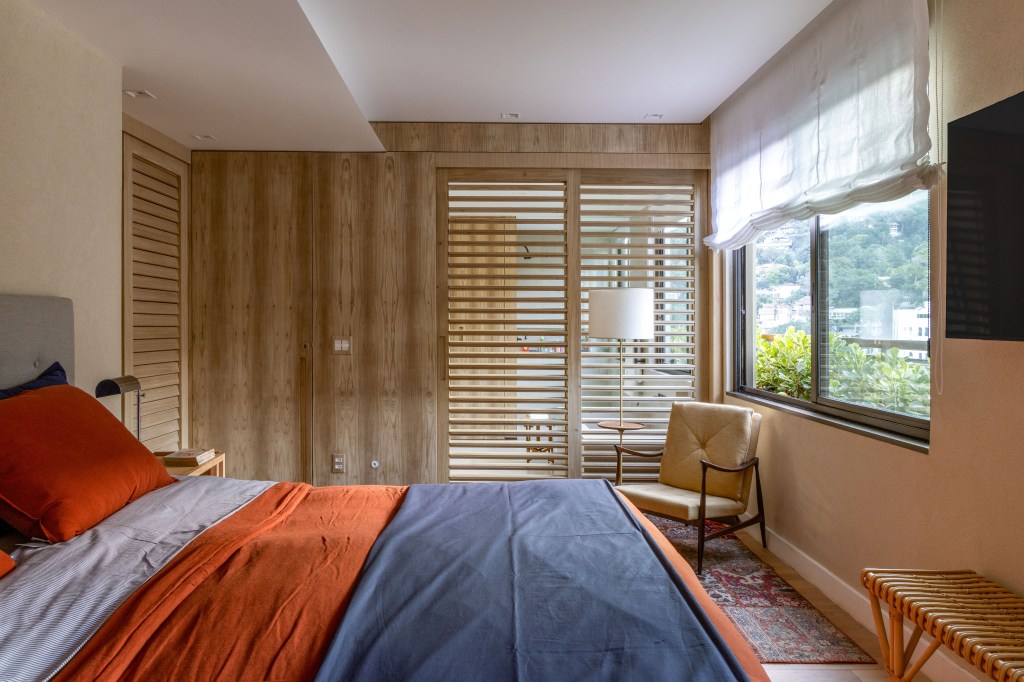 ape-400-m2-cara-de-casa-design-brasileiro-arte-escala-arquitetura-andre-nazareth-quarto Apê 400 m² cara de casa design brasileiro arte Escala Arquitetura Rio de Janeiro decoracao quarto suite cama tapete madeira poltrona