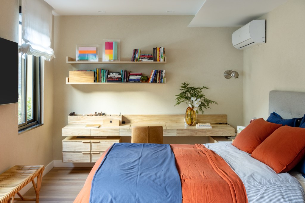 ape-400-m2-cara-de-casa-design-brasileiro-arte-escala-arquitetura-andre-nazareth-quarto(25) Apê 400 m² cara de casa design brasileiro arte Escala Arquitetura Rio de Janeiro decoracao quarto cama bancada estudo mesa prateleira