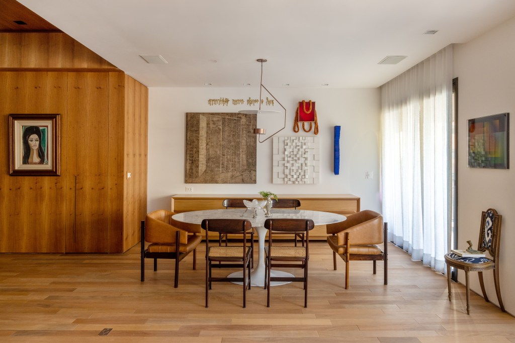 ape-400-m2-cara-de-casa-design-brasileiro-arte-escala-arquitetura-andre-nazareth-sala-jantar (19) Apê 400 m² cara de casa design brasileiro arte Escala Arquitetura Rio de Janeiro decoracao sala jantar mesa cadeira quadro cortina madeira