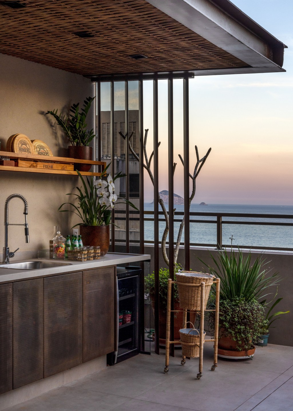 ape-400-m2-cara-de-casa-design-brasileiro-arte-escala-arquitetura-andre-nazareth-varanda(2) Apê 400 m² cara de casa design brasileiro arte Escala Arquitetura Rio de Janeiro decoracao varanda gourmet jardim