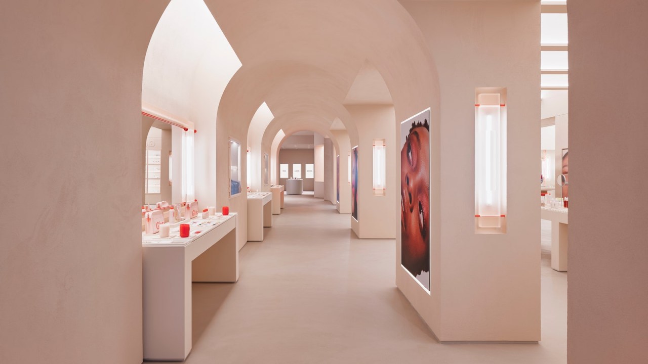 Em NY, nova loja da Glossier tem design orgânico cercado de referências