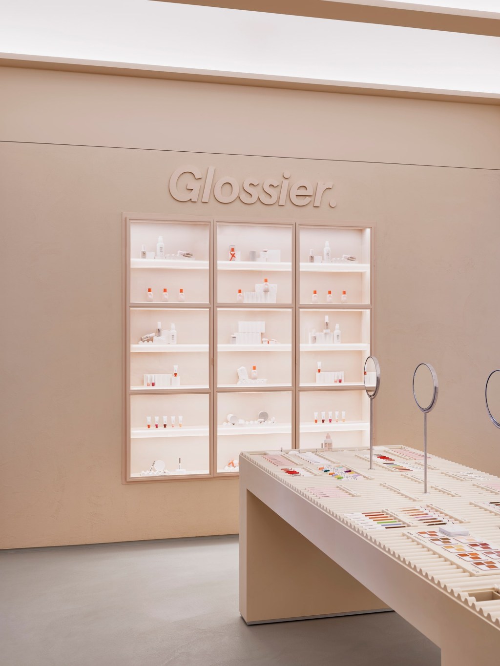seandavidson_021323_Glossier_72Spring_13 Em NY, nova loja da Glossier tem design orgânico cercado de referências