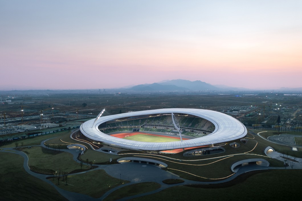 Quzhou Sports Park, por MAD Architects, na China. Projeto vencedor na categoria Arquitetura Desportiva. Quzhou Sports Park, por MAD Architects, na China. Projeto vencedor na categoria Arquitetura Desportiva.