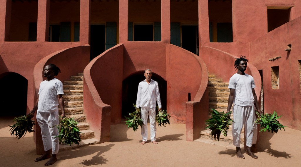 18mia_Ayrson Heráclito_O Sacudimento da Maison des Esclaves em Gorée_2015 Gabriela de Matos e Paulo Tavares, curadores da participação brasileira na 18ª Mostra Internacional de Arquitetura de Veneza.