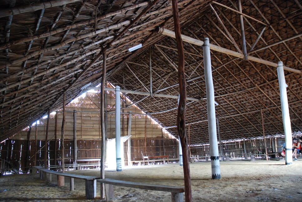 18mia_cachoeira Iauaretê_foto Vincent Carelli Maloca Tukano, em Iauaretê, Amazonas, Brasil, 2005. Pavilhão Brasil na Bienal de Veneza.