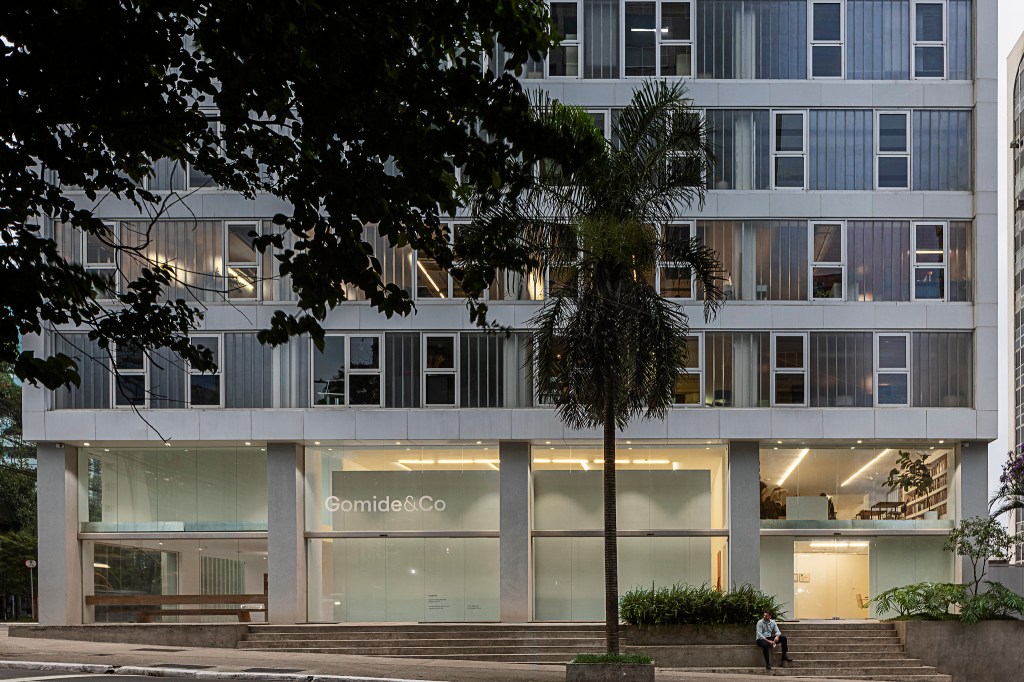 Exposição individual "Não vejo a hora", de Lenora de Barros, inaugura nova sede da Gomide&Co na Avenida Paulista.