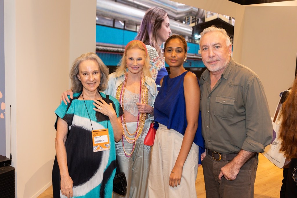 DEXCO-RevestirSocial-SigBergamin-LiviaPedreira-BruneteFraccaroli-StephanieRibeiro–RafaelRenzo–B Livia Pedreira, Brunete Fracarolli, Stephanie Ribeiro e Sig Bergamin, no kickoff das comemorações pelas 30 anos de Deca na CASACOR