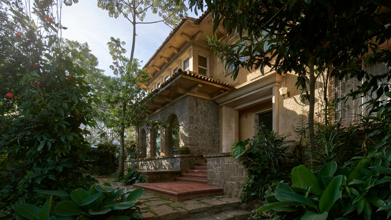 A 28ª edição da CASACOR Minas Gerais acontecerá em um conjunto de casas localizadas no bairro Santo Antônio, em Belo Horizonte. A principal delas será a Casa Ferolla, um casarão que fica na Rua São Domingos do Prata, 631. Local / endereço / sede da CASACOR Minas Gerais