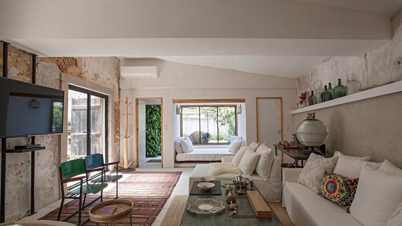 Em Portugal, casa restaurada apresenta novo décor com peças de brechós - assinado por Maurício Nóbrega