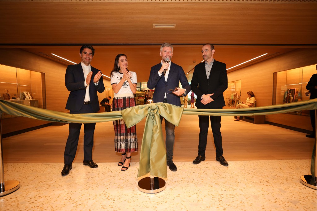 Vinicius Ruffo (diretor comercial JHSF Malls) , Ana Auriemo, Robert Bruce Harley (CEO JHSF Malls) e Walter Borghi (diretor executivo JHSF Malls)_0874 Shopping Cidade Jardim inaugura novo espaço dedicado a arquitetura e design
