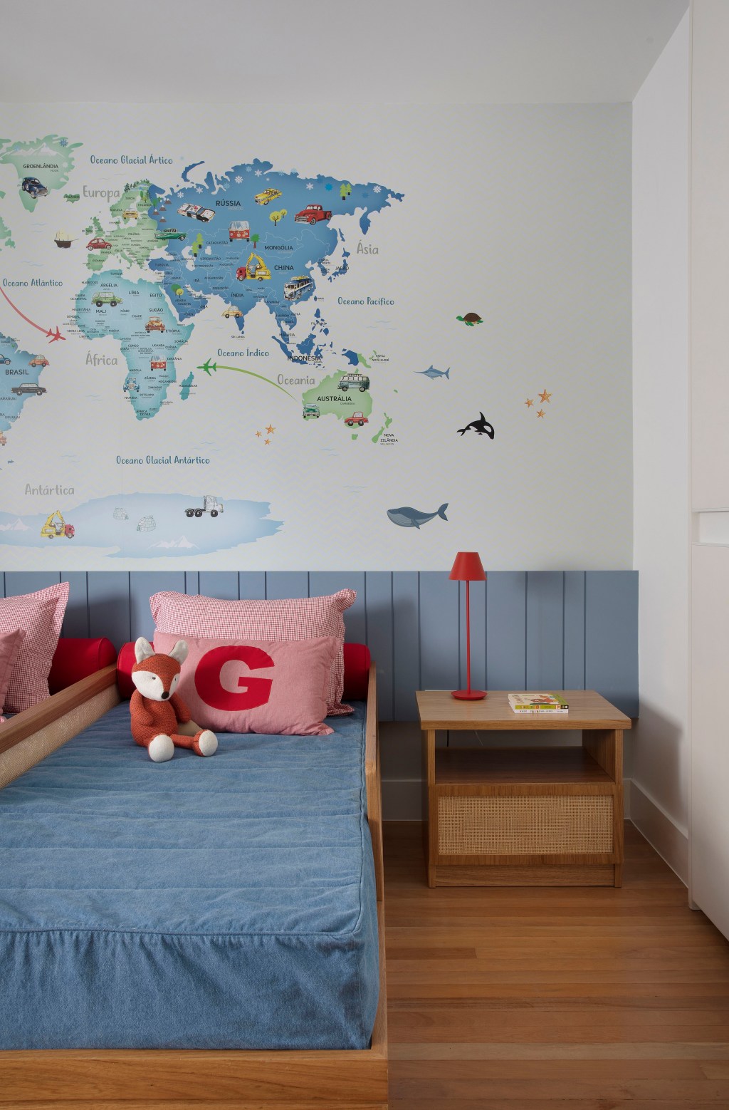 apartamento-alugado-240-m2-nova-area-social-tres-semanas-brise-arquitetura-mca-estudio-quarto-infantil (1) Apartamento alugado 240 m2 nova área social três semanas Brise Arquitetura quarto infantil gemeos crianca mapa mundi azul
