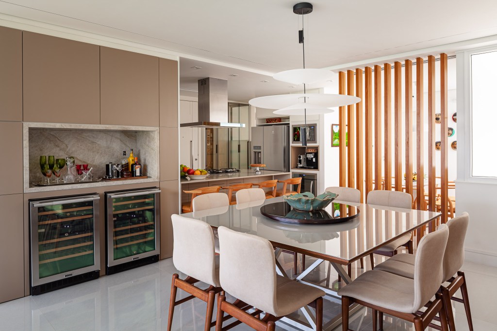 apartamento-rio-area-social-integrada-decor-verde-vivian-reimers-foto-dhani-borges-cozinha(16) Apartamento Rio Janeiro área social integrada décor tons verde Vivian Reimers cozinha bancada peninsula mesa jantar ripado madeira bar mesa cadeira