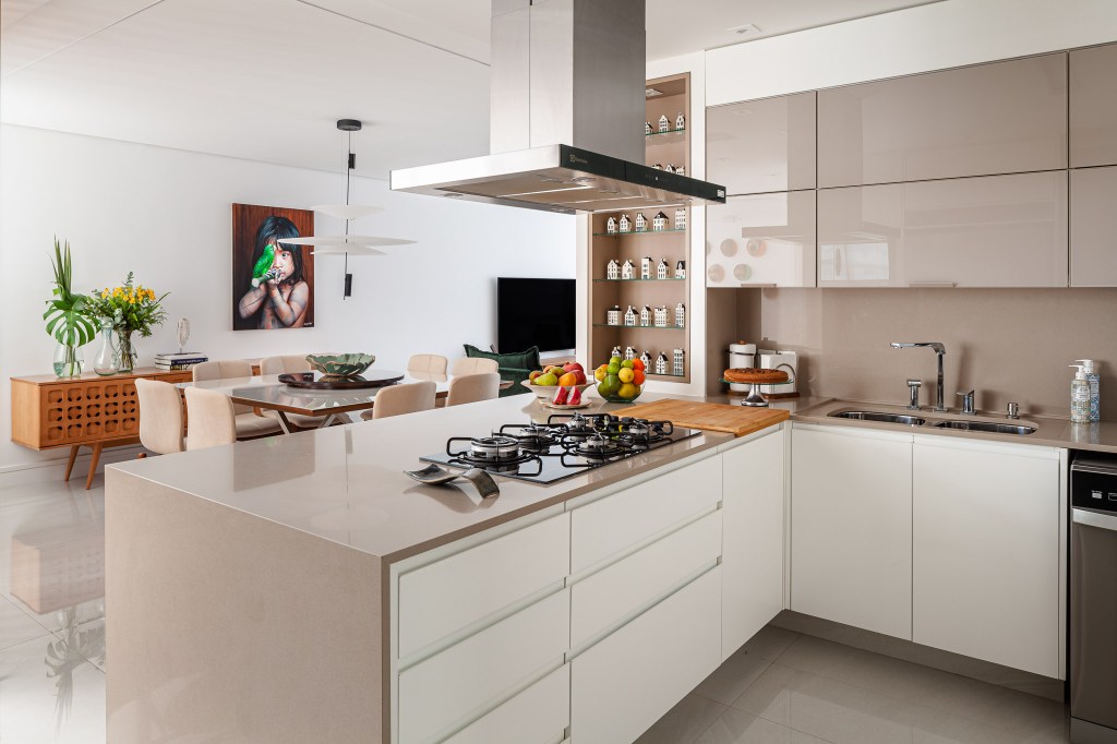 apartamento-rio-area-social-integrada-decor-verde-vivian-reimers-foto-dhani-borges-cozinha(19) Apartamento Rio Janeiro área social integrada décor tons verde Vivian Reimers cozinha bancada peninsula cooktop coifa armario sala jantar mesa