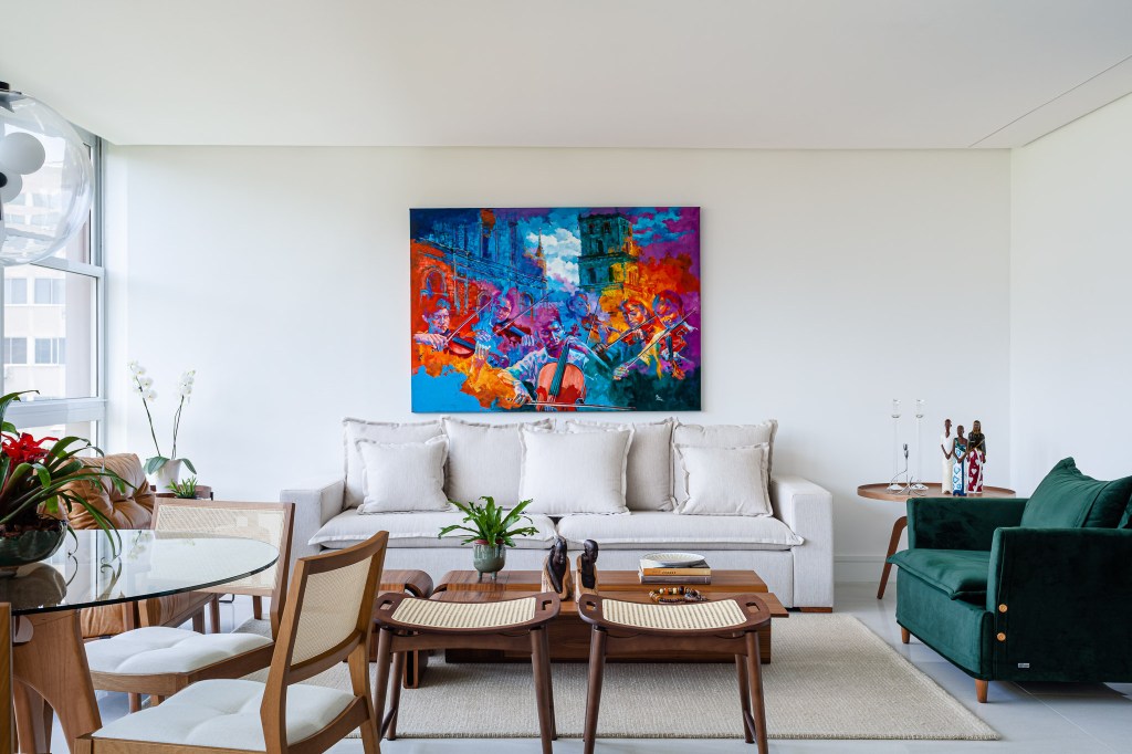 apartamento-rio-area-social-integrada-decor-verde-vivian-reimers-foto-dhani-borges-estar(10) Apartamento Rio Janeiro área social integrada décor tons verde Vivian Reimers sala estar quadro sofa mesa poltrona tapete