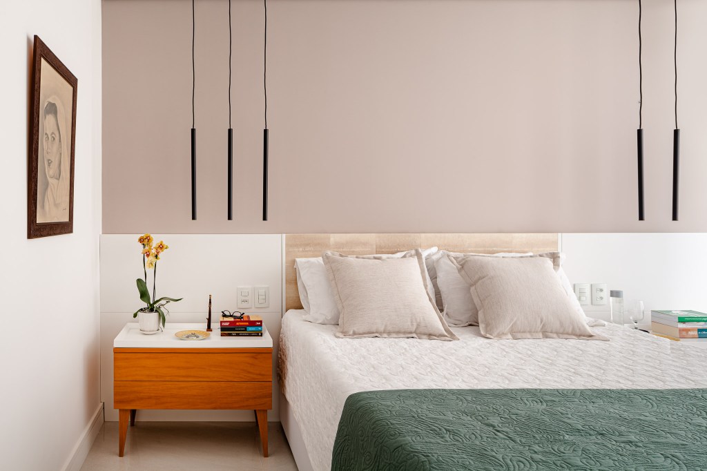 apartamento-rio-area-social-integrada-decor-verde-vivian-reimers-foto-dhani-borges-quarto (1) Apartamento Rio Janeiro área social integrada décor tons verde Vivian Reimers quarto casal suite cama cabeceira luminaria madeira