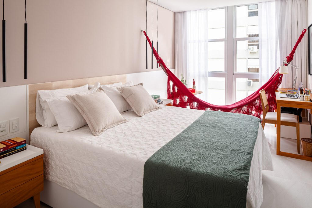 apartamento-rio-area-social-integrada-decor-verde-vivian-reimers-foto-dhani-borges-quarto (17) Apartamento Rio Janeiro área social integrada décor tons verde Vivian Reimers quarto casal suite cama cabeceira luminaria madeira rede descanso home office