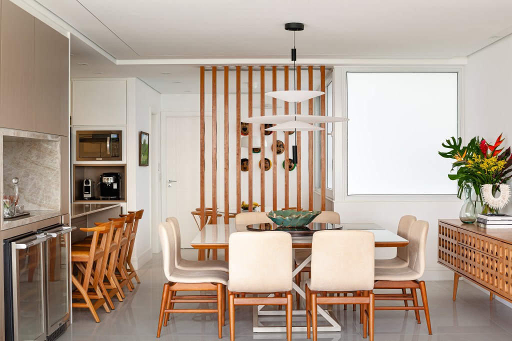 apartamento-rio-area-social-integrada-decor-verde-vivian-reimers-foto-dhani-borges-sala-jantar-cozinha(3) Apartamento Rio Janeiro área social integrada décor tons verde Vivian Reimers sala jantar cozinha mesa cadeira madeira aparador