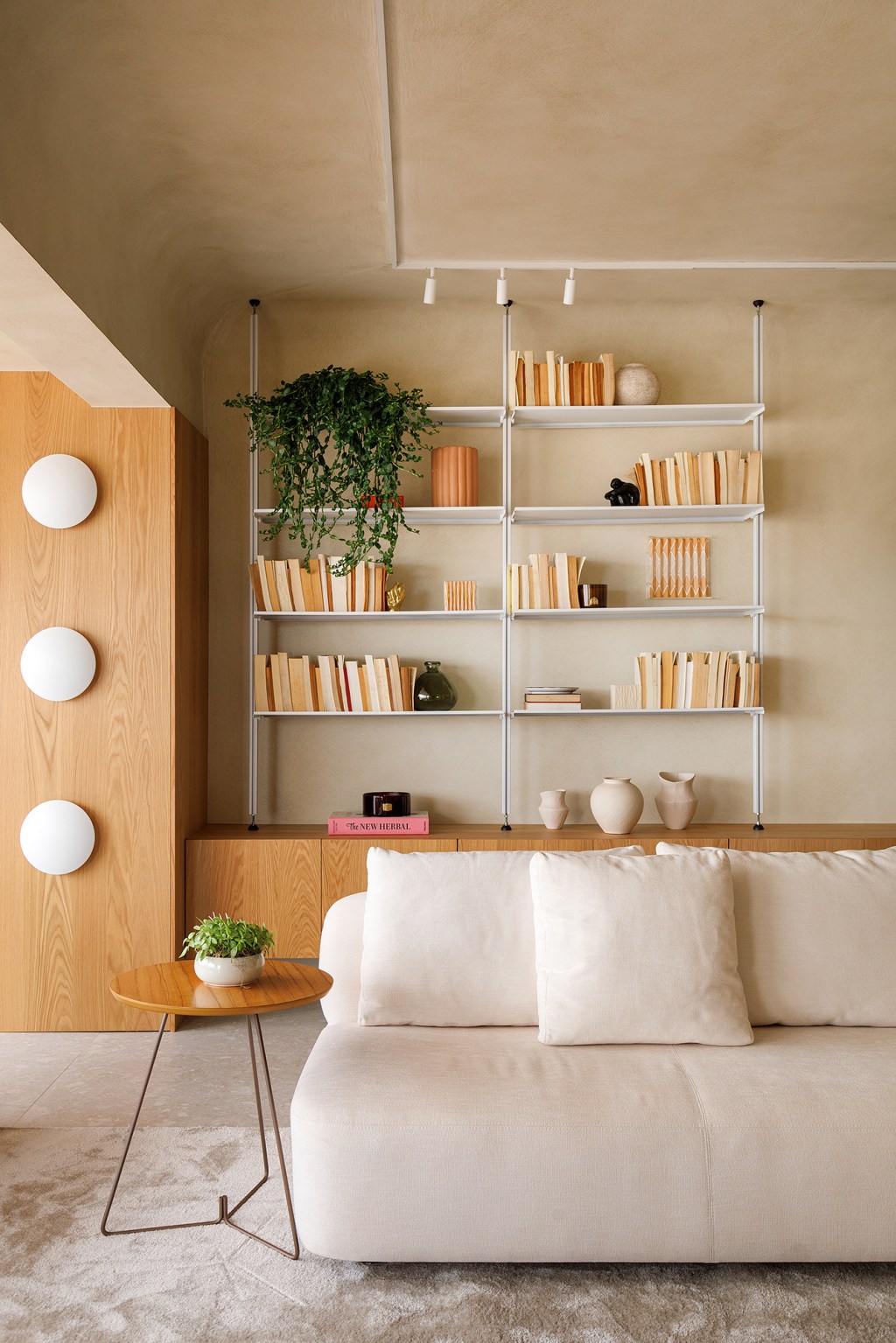ape-130-m2-ar-mediterraneo-formas-organicas-gustavo-marasca-credito-daniel-del-santo-sala (7) Apê 130 m2 ar mediterrâneo formas orgânicas Gustavo Marasca varanda sala estante tv sofa tapete cortina