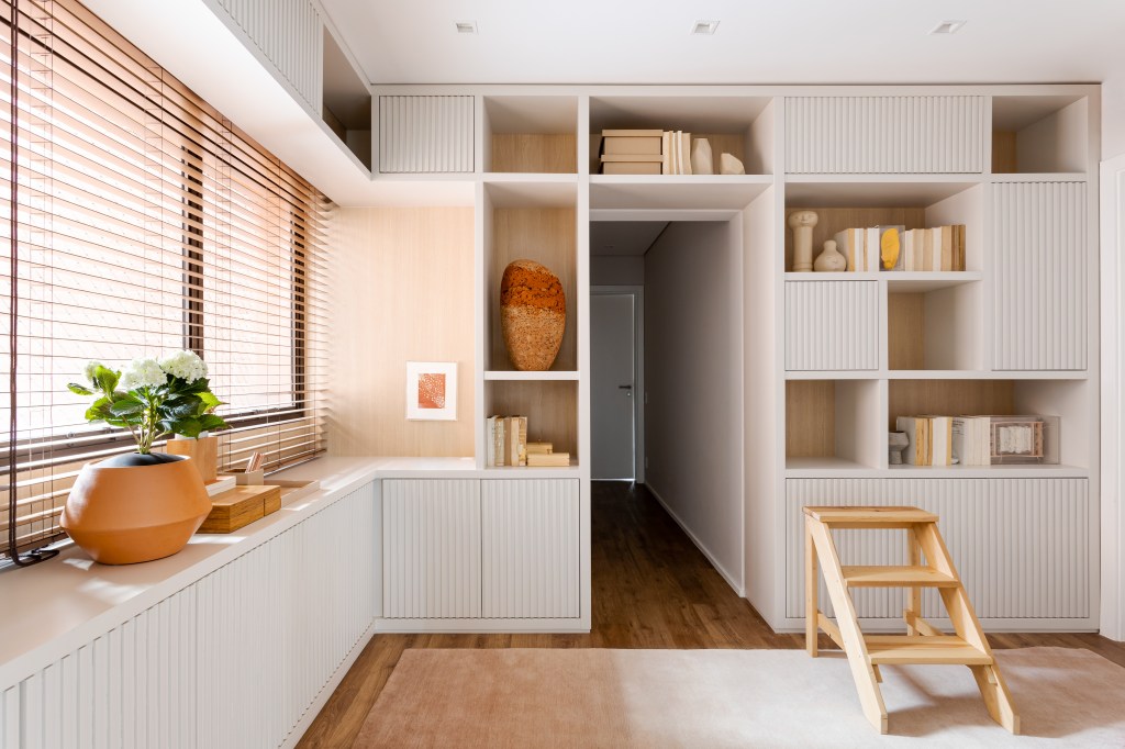 Apê 220 m2 ar minimalista branco madeira Tres Arquitetura decoracao marcenaria home office armario