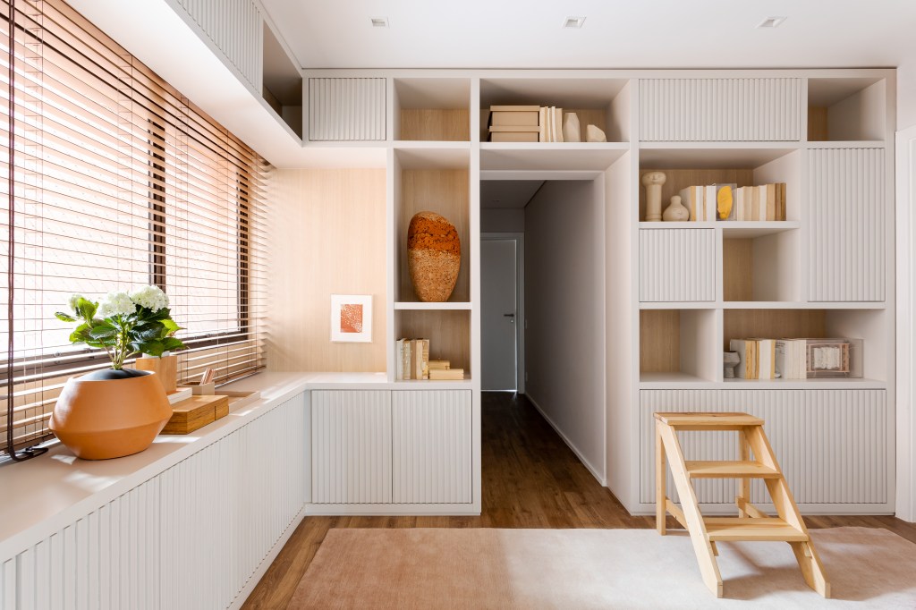 Apartamento Morumbi Apê 220 m2 ar minimalista branco madeira Tres Arquitetura decoracao marcenaria home office armario