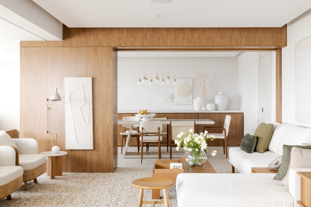 Apê 220 m2 ar minimalista branco madeira Tres Arquitetura decoracao sala de estar poltrona banco varanda madeira jantar tapete luminaria