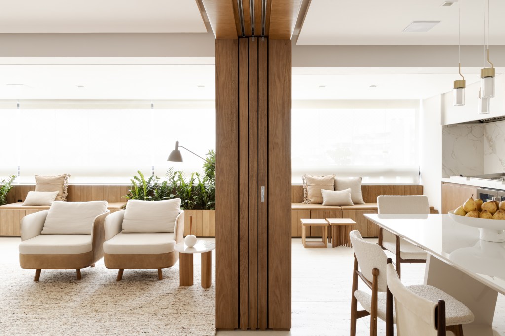 Apê 220 m2 ar minimalista branco madeira Tres Arquitetura decoracao sala de estar jantar mesa cadeira varanda banco madeira poltrona