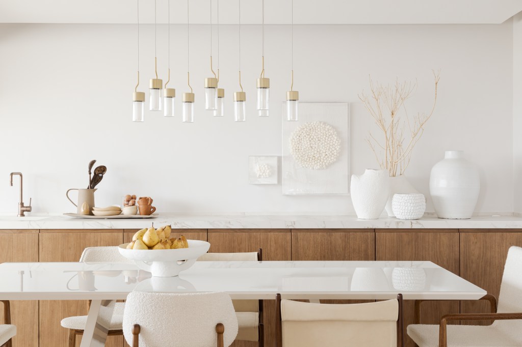 Apê 220 m2 ar minimalista branco madeira Tres Arquitetura decoracao sala de jantar aparador mesa luminaria cadeira madeira