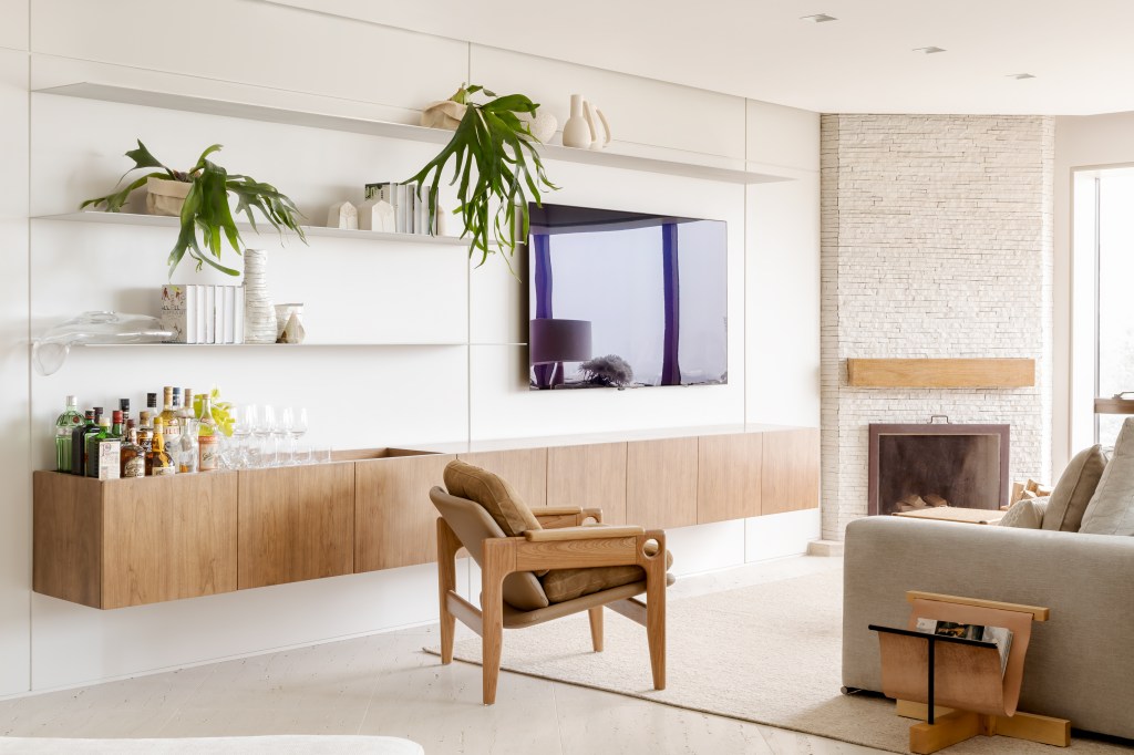 Apê 220 m2 ar minimalista branco madeira Tres Arquitetura decoracao sala de estar marcenaria bar madeira