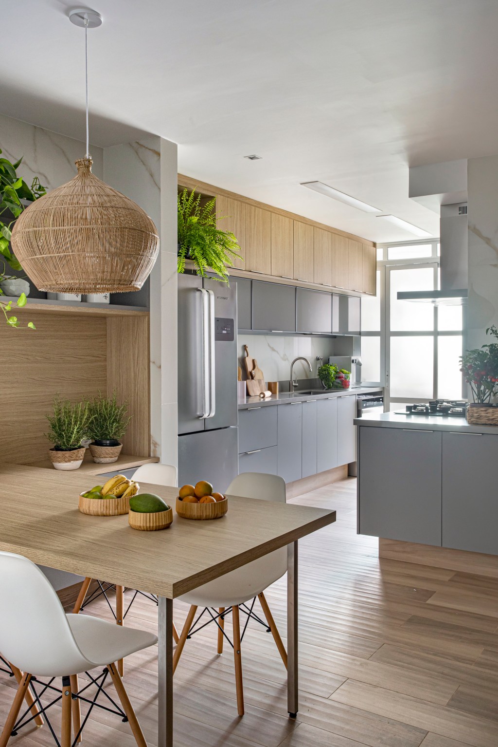 ape-240-m2-decoracao-elegante-contemporanea-repleta-madeira-amanda-miranda-mca-cozinha(12) Apê 240 m2 decoração elegante contemporânea repleta madeira Amanda Miranda Rio de Janeiro cozinha marcenaria cinza mesa cadeira