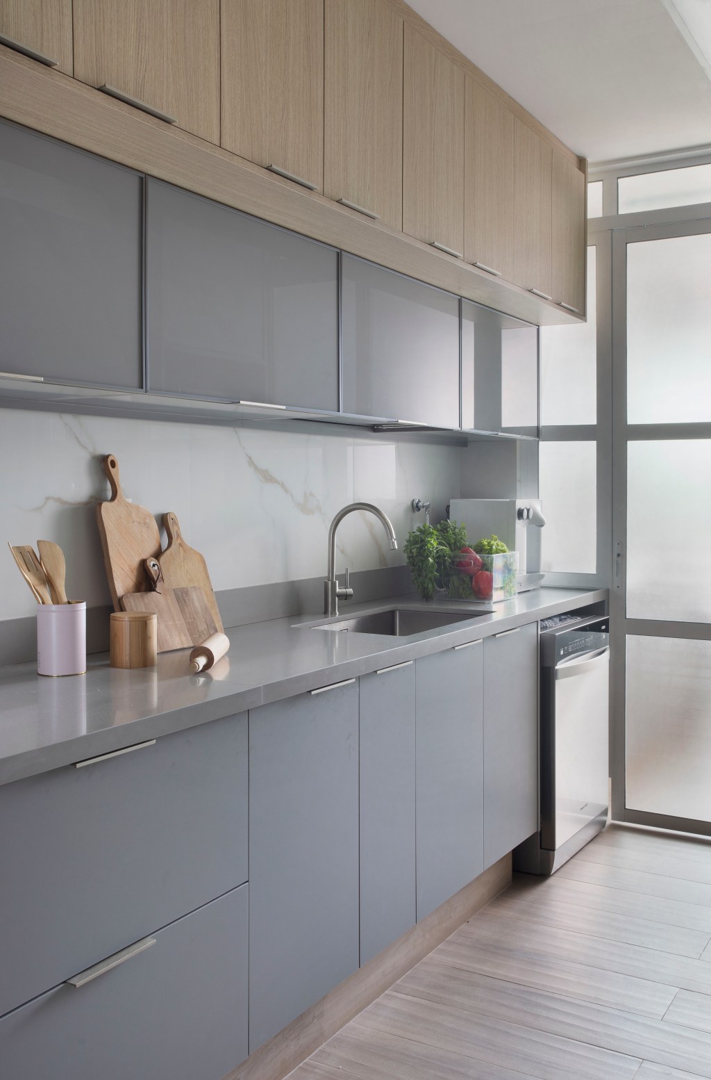 ape-240-m2-decoracao-elegante-contemporanea-repleta-madeira-amanda-miranda-mca-cozinha(9) Apê 240 m2 decoração elegante contemporânea repleta madeira Amanda Miranda Rio de Janeiro cozinha marcenaria armario