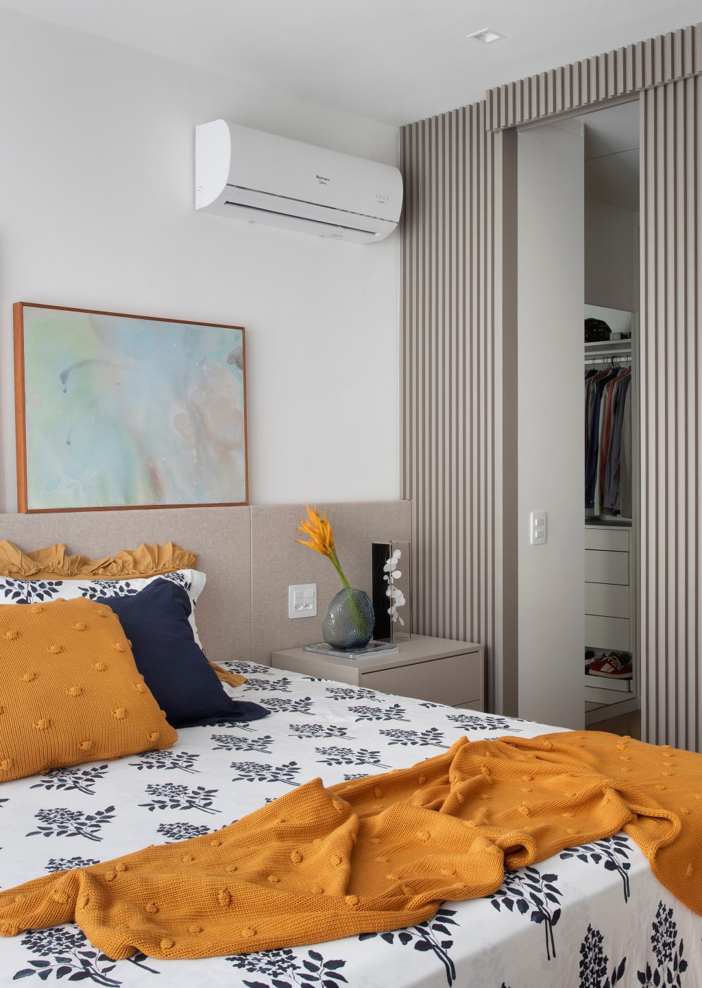 ape-240-m2-decoracao-elegante-contemporanea-repleta-madeira-amanda-miranda-mca-quarto (21) Apê 240 m2 decoração elegante contemporânea repleta madeira Amanda Miranda Rio de Janeiro quarto casal cama ripado armario
