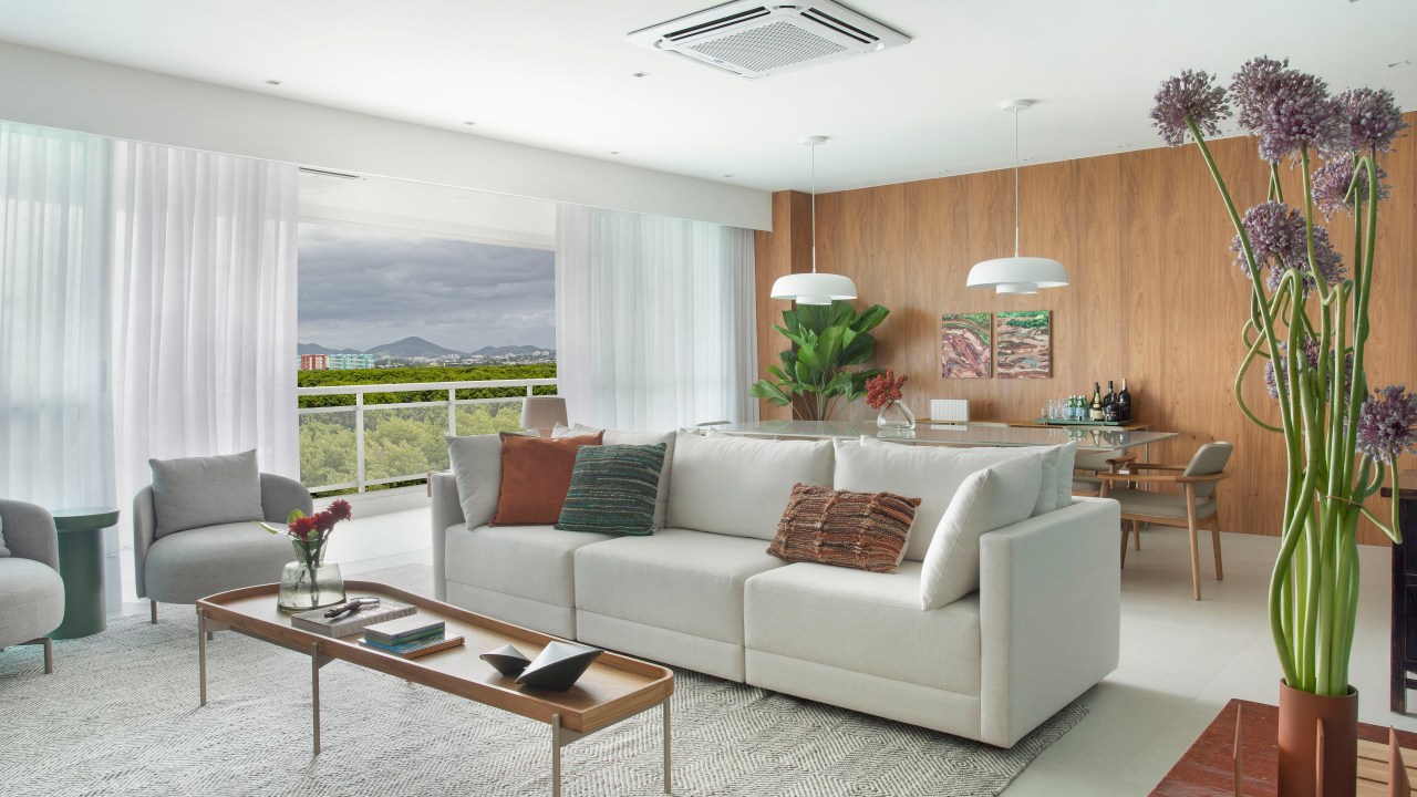 Apê 240 m2 decoração elegante contemporânea repleta madeira Amanda Miranda Rio de Janeiro sala sofa tapete madeira