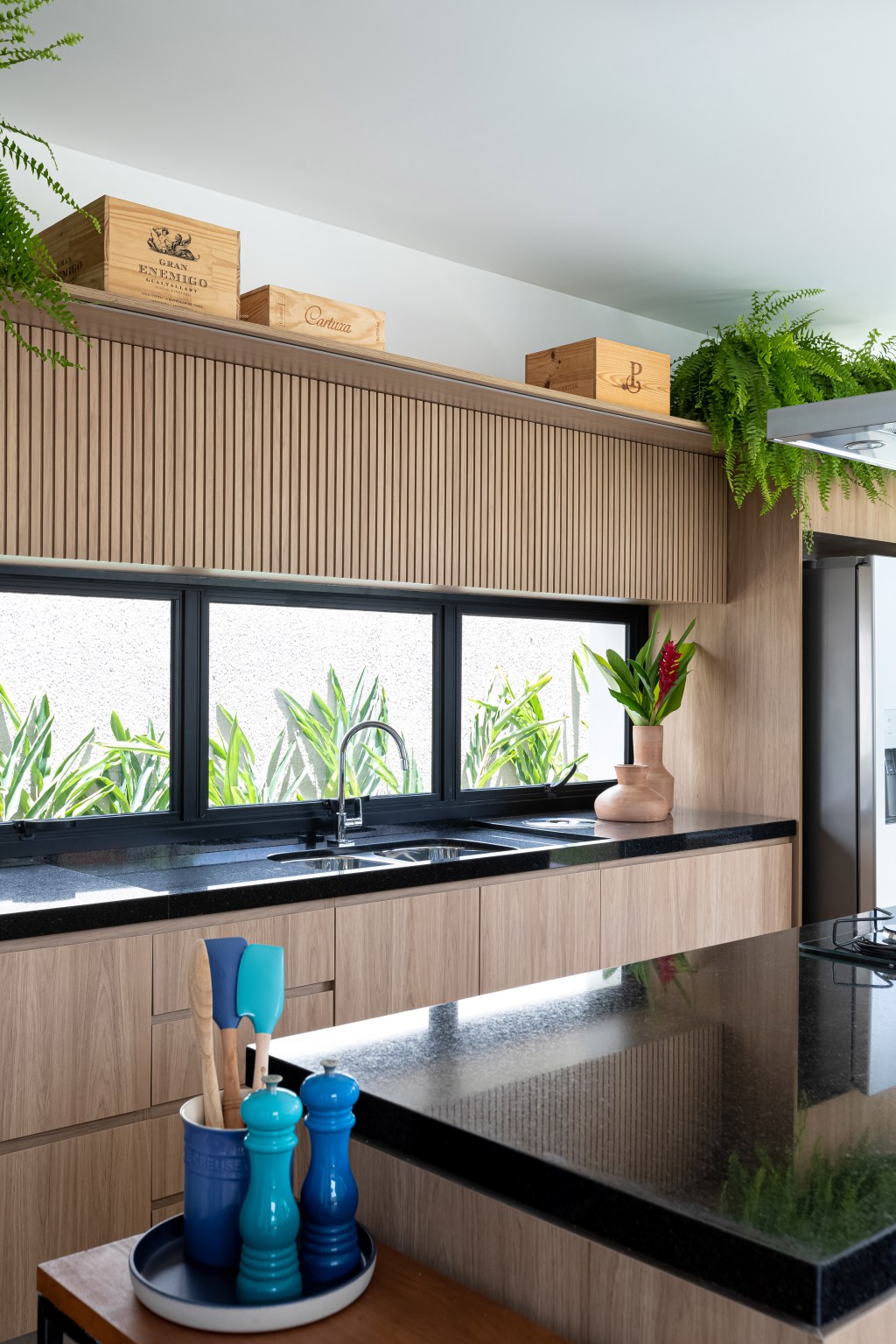 casa-praia-ares-pousada-litoral-paulista-studio-a-g-credito-monica-assam-cozinha(10) Casa praia ares de pousada litoral paulista A+G Arquitetura cozinha armario madeira vaso