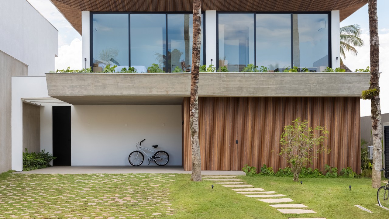 Casa praia ares de pousada litoral paulista A+G Arquitetura fachada jardim madeira hall