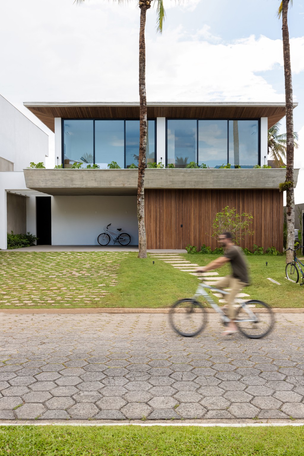 casa-praia-ares-pousada-litoral-paulista-studio-a-g-credito-monica-assam-fachada(5) Casa praia ares de pousada litoral paulista A+G Arquitetura fachada jardim madeira hall