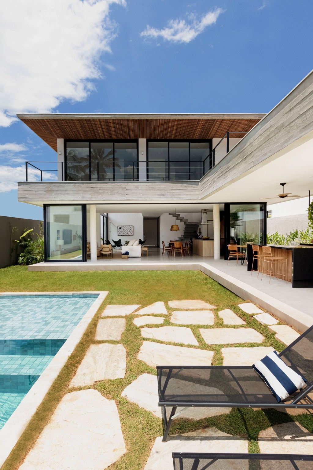 casa-praia-ares-pousada-litoral-paulista-studio-a-g-credito-monica-assam-piscina(17) Casa praia ares de pousada litoral paulista A+G Arquitetura piscina jardim fachada espreguiçadeira grama gourmet
