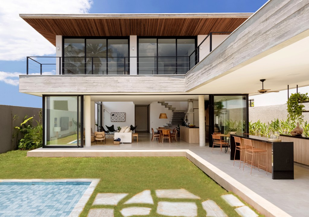 Casa praia ares de pousada litoral paulista A+G Arquitetura piscina jardim fachada espreguiçadeira grama gourmet